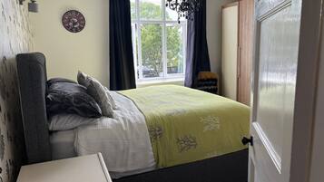 5 bedrooms, iron/ironing board, free wired Internet, bed sheets