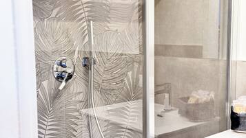 Shower, bidet, towels