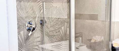 Dusche, Bidet, Handtücher