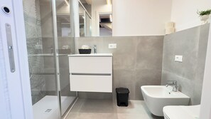 Een douche, handdoeken