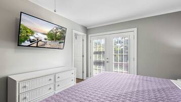 House, Multiple Beds, Hot Tub (One More Night) | 5 bedrooms, individually decorated, individually furnished, bed sheets