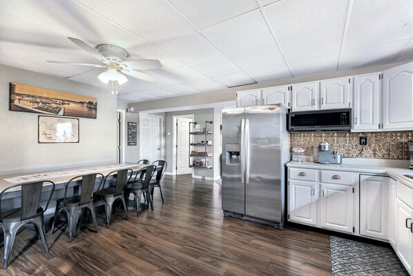 House, Multiple Beds, Hot Tub (One More Night) | Private kitchen | Fridge, microwave, oven, stovetop