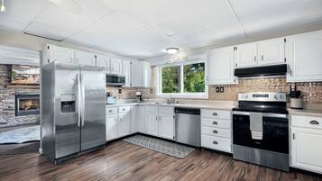 House, Multiple Beds, Hot Tub (One More Night) | Private kitchen | Fridge, microwave, oven, stovetop