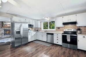 House, Multiple Beds, Hot Tub (One More Night) | Private kitchen | Fridge, microwave, oven, stovetop