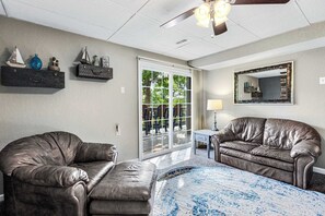 House, Berbilang Katil, Hot Tub (One More Night) | Ruang tamu | 42 inci televisyen skrin rata dengan digital
