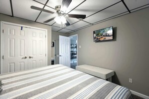 House, Multiple Beds, Hot Tub (One More Night) | 5 bedrooms, individually decorated, individually furnished, bed sheets
