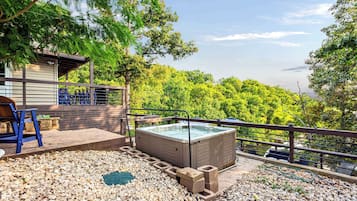 Nhà, nhiều giường, bồn tắm nước nóng (One More Night) | Bồn tắm spa ngoài trời