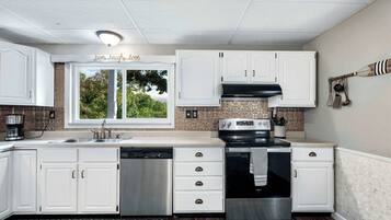 House, Multiple Beds, Hot Tub (One More Night) | Private kitchen | Fridge, microwave, oven, stovetop