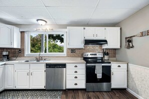 House, Berbilang Katil, Hot Tub (One More Night) | Dapur peribadi | Peti sejuk, ketuhar gelombang mikro, ketuhar, dapur