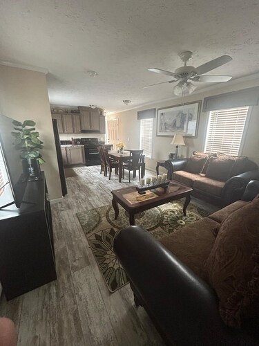 3-bedroom mobile home in peaceful Florence with AC, WiFi