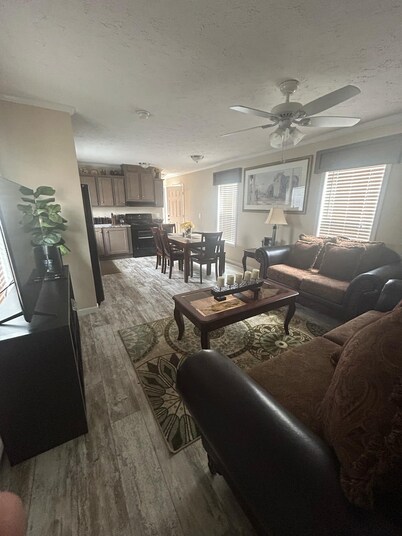 3-bedroom mobile home in peaceful Florence with AC, WiFi