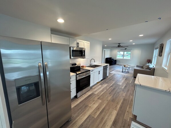 Mikrowelle, Ofen, Herdplatte, Geschirrspüler