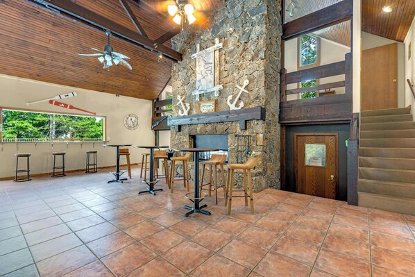Apartment, Mehrere Betten, Terrasse (Ozark Escape) | Speisen