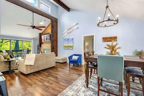 Condo, varias camas, patio (Ozark Escape) | Interior