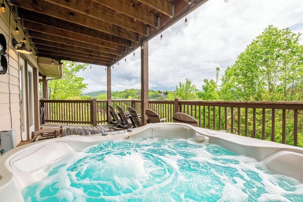 Outdoor spa tub