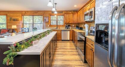 *Gorgeous 4BD w/ VIEWS! Near TOWN & Golf Course!*