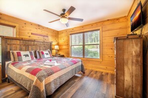 4 bedrooms, desk, iron/ironing board, free WiFi