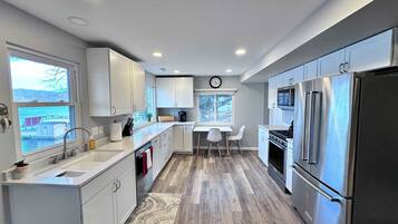 Rumah, Beberapa Tempat Tidur, patio (Red Deer Cabin) | Dapur pribadi | Lemari es, microwave, oven, dan kompor