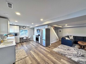 Maison, plusieurs lits, patio (Red Deer Cabin) | Intérieur