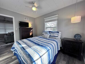 Ferienhaus, Mehrere Betten, Terrasse (Red Deer Cabin) | 3 Schlafzimmer, individuell dekoriert, individuell eingerichtet