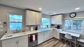 Rumah, Beberapa Tempat Tidur, patio (Red Deer Cabin) | Dapur pribadi | Lemari es, microwave, oven, dan kompor