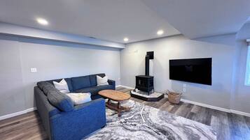Rumah, Beberapa Tempat Tidur, patio (Red Deer Cabin) | Area keluarga | Televisi layar datar 42-inci dengan saluran TV digital