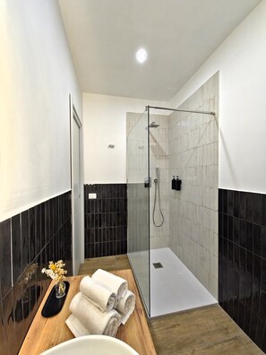 Deluxe Room, Non Smoking, Private Bathroom | Bathroom | Free toiletries, hair dryer, slippers, towels - Ventuno Dei Luxury Suites - San Giovanni (Rome)