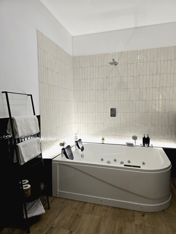 Superior Room, Non Smoking, Private Bathroom | Bathroom | Free toiletries, hair dryer, slippers, towels - Ventuno Dei Luxury Suites - San Giovanni (Rome)