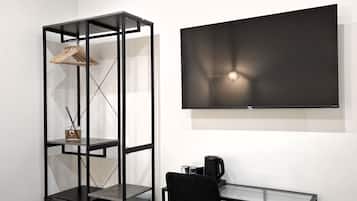 Habitación Deluxe, para no fumadores, baño privado | Caja de seguridad en la habitación y escritorio