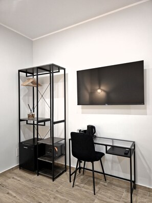 Caja de seguridad en la habitación y escritorio