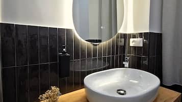 Basic-Zimmer, Nichtraucher, eigenes Bad | Badezimmer | Kostenlose Toilettenartikel, Haartrockner, Hausschuhe, Handtücher