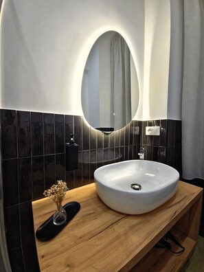 Basic Room, Non Smoking, Private Bathroom | Bathroom | Free toiletries, hair dryer, slippers, towels