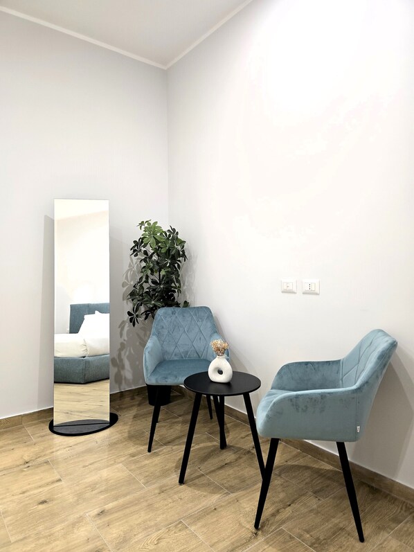 Caja de seguridad en la habitación y escritorio