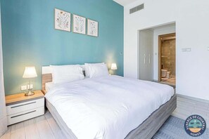 1 dormitorio, tabla de planchar con plancha, wifi y ropa de cama