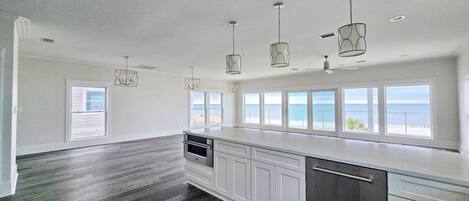 冷蔵庫、電子レンジ、オーブン、コンロ