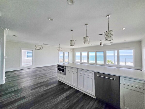 冷蔵庫、電子レンジ、オーブン、コンロ