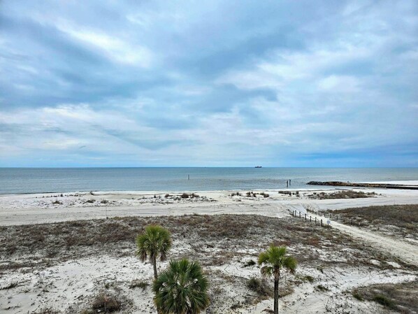 På stranden