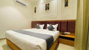 Habitación doble superior, balcón, vistas a la ciudad | Escritorio y espacio para trabajar con un portátil