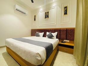 Superior tweepersoonskamer, balkon, uitzicht op de stad | Een bureau, een laptopwerkplek, geluiddichte muren