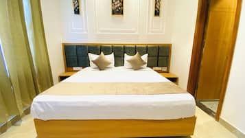 Superior Double Room, Balcony, City View | Desk, laptop workspace, soundproofing, iron/ironing board