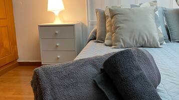 2 chambres, fer et planche à repasser, Wi-Fi, draps fournis