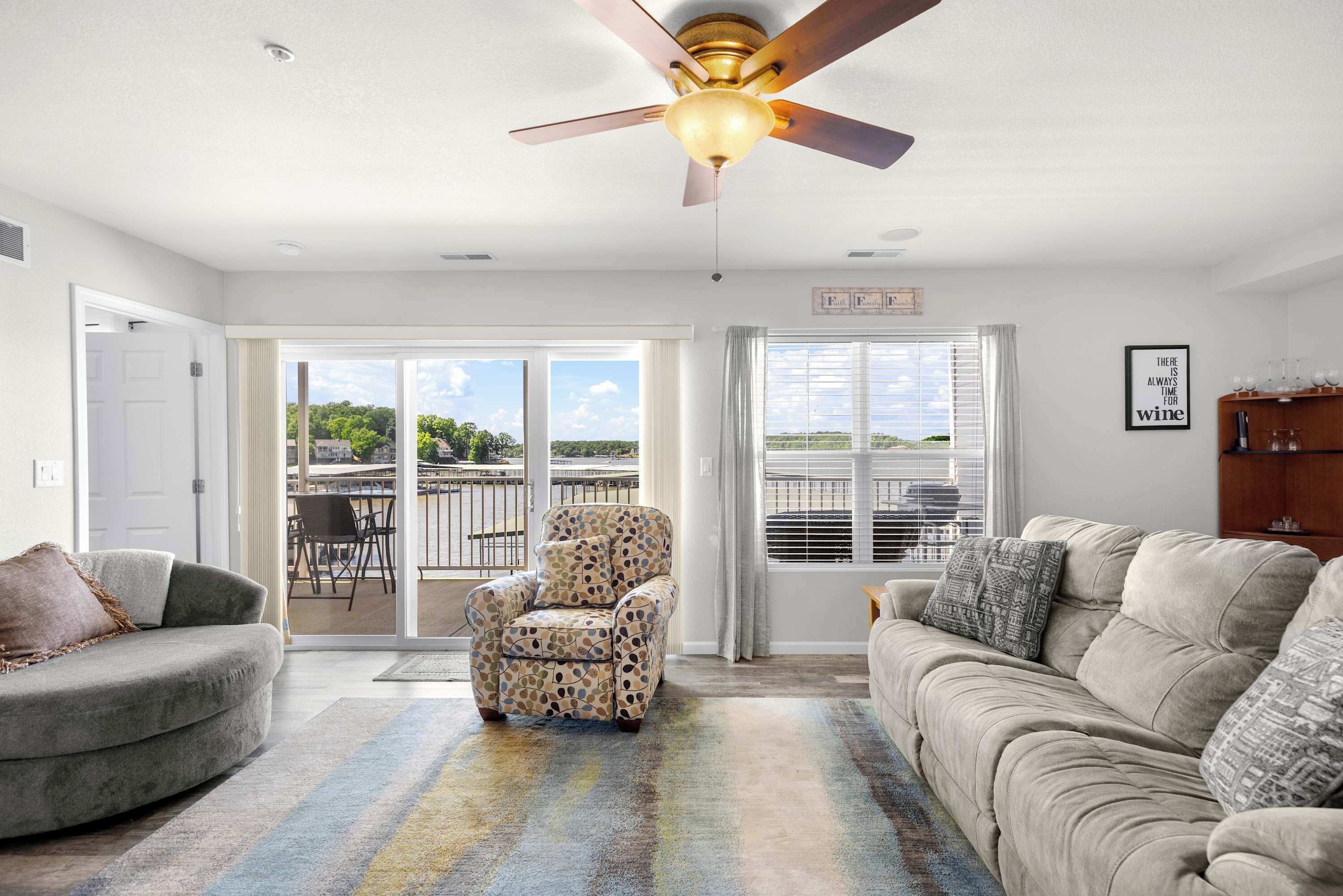 شقة - عدة أسرّة - بشرفة (Seascape Cove) | منطقة المعيشة | تلفزيون بشاشة مسطحة بحجم 42-بوصة يعرض قنوات تلفزيونية رقمية، مدفأة