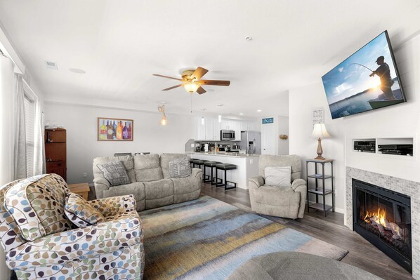 Lejlighed - flere senge - balkon (Seascape Cove) | Opholdsområde | 42-tommers fladskærms-tv med digitale kanaler, pejs