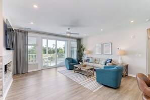 Comfort Apartment, Balcony | Living area