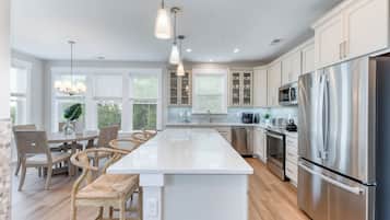Deluxe Apartment, Balcony | Private kitchen
