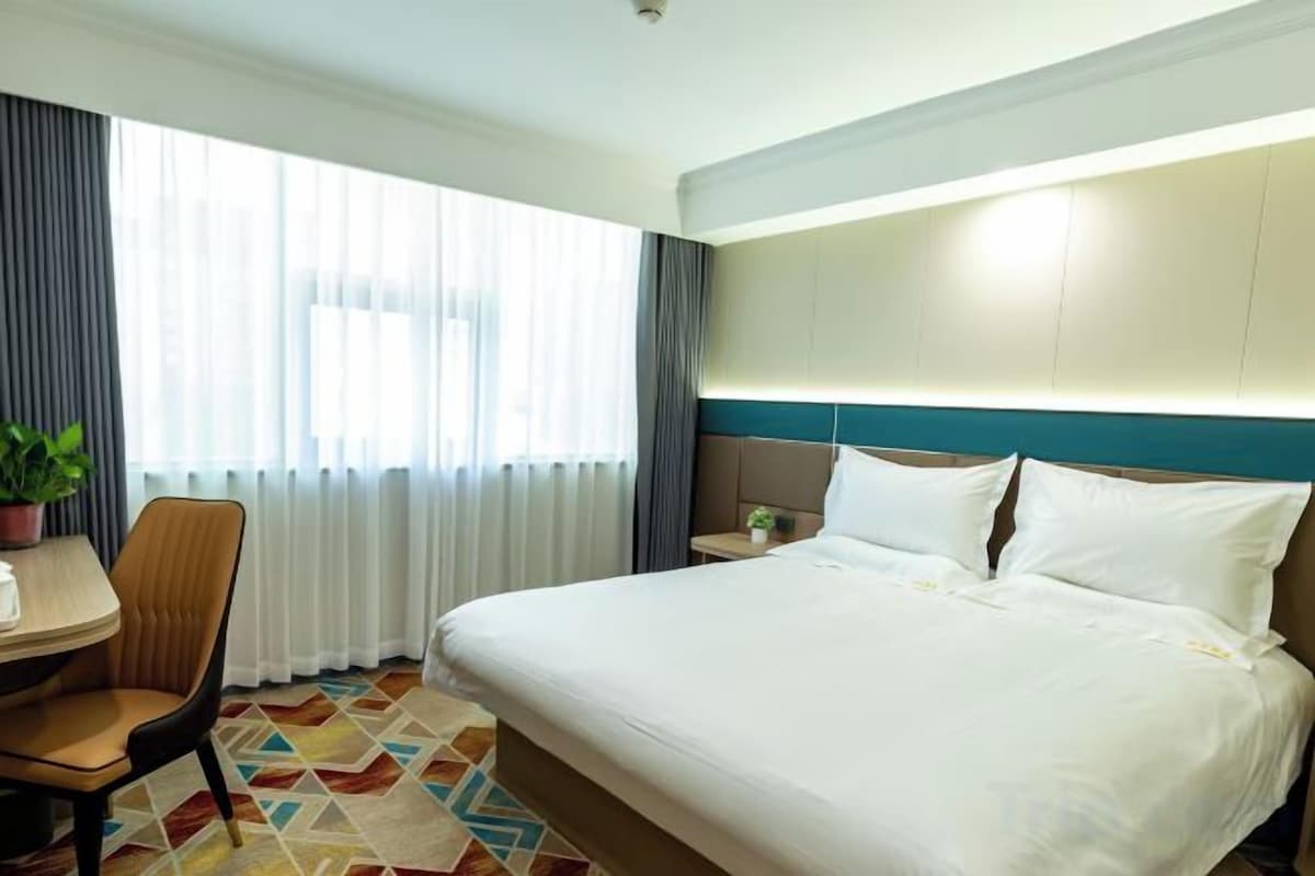Deluxe Queen Room