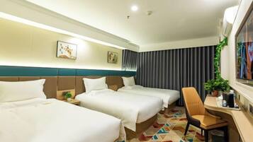 Een hotelkamer met twee bedden, een bureau en een stoel.