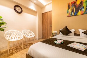 1 habitación, escritorio, tabla de planchar con plancha y wifi 