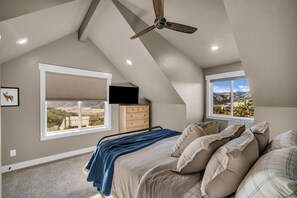 3 bedrooms, iron/ironing board, travel cot, free WiFi - Cactus Canyon Retreat | Zion Base + Hot Tub + Views (Orderville)