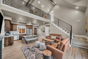 智能电视、壁炉、书